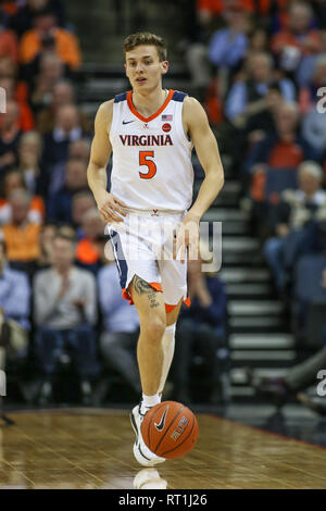 Februar 27, 2019: Virginia Cavaliers guard Kyle Guy (5) Bringt den Ball auf dem Hof in der ersten Hälfte des NCAA Basketball Aktion zwischen der Georgia Tech Yellow Jackets und der Virginia Kavaliere an der John Paul Jones Arena Charlottesville, VA. Jonathan Huff/CSM Stockfoto