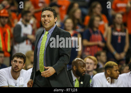 Februar 27, 2019: Georgia Tech Haupttrainer Josh Pastner zeigt seinen Unmut eines Anrufs während der NCAA Basketball Aktion zwischen der Georgia Tech Yellow Jackets und der Virginia Kavaliere an der John Paul Jones Arena Charlottesville, VA. Jonathan Huff/CSM Stockfoto