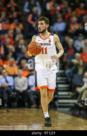 Februar 27, 2019: Virginia Cavaliers guard Ty Jerome (11) bringt den Ball auf dem Hof in der ersten Hälfte des NCAA Basketball Aktion zwischen der Georgia Tech Yellow Jackets und der Virginia Kavaliere an der John Paul Jones Arena Charlottesville, VA. Jonathan Huff/CSM Stockfoto