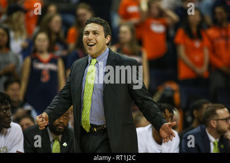 Februar 27, 2019: Georgia Tech Haupttrainer Josh Pastner zeigt seinen Unmut eines Anrufs während der NCAA Basketball Aktion zwischen der Georgia Tech Yellow Jackets und der Virginia Kavaliere an der John Paul Jones Arena Charlottesville, VA. Jonathan Huff/CSM Stockfoto