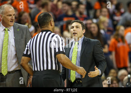 Februar 27, 2019: Georgia Tech Haupttrainer Josh Pastner zeigt seinen Unmut eines Anrufs während der NCAA Basketball Aktion zwischen der Georgia Tech Yellow Jackets und der Virginia Kavaliere an der John Paul Jones Arena Charlottesville, VA. Jonathan Huff/CSM Stockfoto