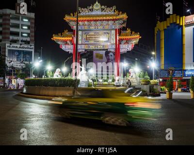 Bangkok, Bangkok, Thailand. 27 Feb, 2019. Mit dem Taxi geht um Odean Kreis, den symbolischen Tor in Bangkoks Chinatown. Bangkok, eine Stadt von etwa 14 Millionen, ist berühmt für seine rauhe Nachtleben. Aber echte Nachtleben von Bangkok ist in seinen Märkten und Straße Stände, von denen viele durch die Nacht geöffnet sind. Credit: Jack Kurtz/ZUMA Draht/Alamy leben Nachrichten Stockfoto