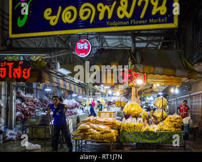 Bangkok, Bangkok, Thailand. 27 Feb, 2019. Der Eingang zu den Yodpiman Flower Market in Bangkok. Bangkok, eine Stadt von etwa 14 Millionen, ist berühmt für seine rauhe Nachtleben. Aber echte Nachtleben von Bangkok ist in seinen Märkten und Straße Stände, von denen viele durch die Nacht geöffnet sind. Credit: Jack Kurtz/ZUMA Draht/Alamy leben Nachrichten Stockfoto