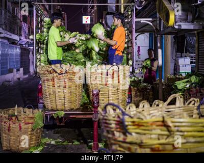 Bangkok, Bangkok, Thailand. 27 Feb, 2019. Männer arbeiten die Nachtschicht Art Kopfsalat in a Bangkok Gemüsemarkt. Bangkok, eine Stadt von etwa 14 Millionen, ist berühmt für seine rauhe Nachtleben. Aber echte Nachtleben von Bangkok ist in seinen Märkten und Straße Stände, von denen viele durch die Nacht geöffnet sind. Credit: Jack Kurtz/ZUMA Draht/Alamy leben Nachrichten Stockfoto