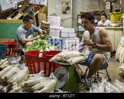 Bangkok, Bangkok, Thailand. 27 Feb, 2019. Männer Paket Gemüse während der Nachtschicht in einem Markt in Bangkok. Bangkok, eine Stadt von etwa 14 Millionen, ist berühmt für seine rauhe Nachtleben. Aber echte Nachtleben von Bangkok ist in seinen Märkten und Straße Stände, von denen viele durch die Nacht geöffnet sind. Credit: Jack Kurtz/ZUMA Draht/Alamy leben Nachrichten Stockfoto