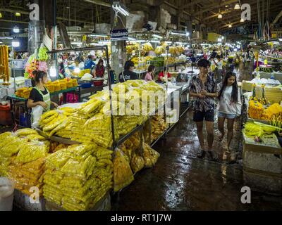 Bangkok, Bangkok, Thailand. 27 Feb, 2019. Menschen gehen durch Pak Klong Talat, der berühmten Bangkok Markt. Bangkok, eine Stadt von etwa 14 Millionen, ist berühmt für seine rauhe Nachtleben. Aber echte Nachtleben von Bangkok ist in seinen Märkten und Straße Stände, von denen viele durch die Nacht geöffnet sind. Credit: Jack Kurtz/ZUMA Draht/Alamy leben Nachrichten Stockfoto