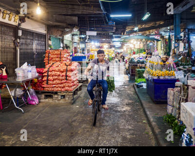 Bangkok, Bangkok, Thailand. 27 Feb, 2019. Ein Mann peddles sein Fahrrad durch einen Teil der Bangkok Blumenmarkt. Bangkok, eine Stadt von etwa 14 Millionen, ist berühmt für seine rauhe Nachtleben. Aber echte Nachtleben von Bangkok ist in seinen Märkten und Straße Stände, von denen viele durch die Nacht geöffnet sind. Credit: Jack Kurtz/ZUMA Draht/Alamy leben Nachrichten Stockfoto