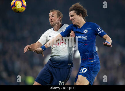 London, Großbritannien. 27 Feb, 2019. Tottenham Hotspur ist Harry Kane (L) Mias mit Chelsea's David Luiz während der Premier League Spiel zwischen Chelsea und Tottenham Hotspur im Stamford Bridge Stadion in London, Großbritannien am 13.02.27., 2019. Chelsea gewann 2-0. Nur die redaktionelle Nutzung, eine Lizenz für die gewerbliche Nutzung erforderlich. Keine Verwendung in Wetten, Spiele oder einer einzelnen Verein/Liga/player Publikationen." Credit: Han Yan/Xinhua/Alamy leben Nachrichten Stockfoto