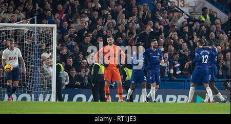 London, Großbritannien. 27 Feb, 2019. Chelseas Spieler feiern das zweite Ziel als Tottenham Hotspur der Torhüter Hugo Lloris (2. L) beim Premier League Spiel zwischen Chelsea und Tottenham Hotspur im Stamford Bridge Stadion in London, Großbritannien am 13.02.27, 2019 traurig aussieht. Chelsea gewann 2-0. Nur die redaktionelle Nutzung, eine Lizenz für die gewerbliche Nutzung erforderlich. Keine Verwendung in Wetten, Spiele oder einer einzelnen Verein/Liga/player Publikationen." Credit: Han Yan/Xinhua/Alamy leben Nachrichten Stockfoto