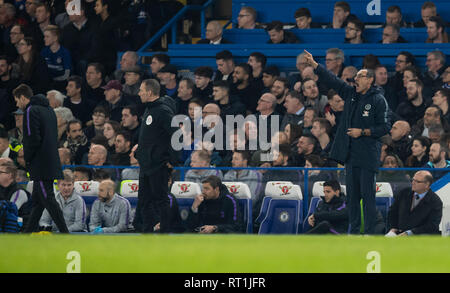 London, Großbritannien. 27 Feb, 2019. Chelsea's Manager Maurizio Sarri (1. R) beauftragt beim Premier League Spiel zwischen Chelsea und Tottenham Hotspur im Stamford Bridge Stadion in London, Großbritannien am 13.02.27., 2019. Chelsea gewann 2-0. Nur die redaktionelle Nutzung, eine Lizenz für die gewerbliche Nutzung erforderlich. Keine Verwendung in Wetten, Spiele oder einer einzelnen Verein/Liga/player Publikationen." Credit: Han Yan/Xinhua/Alamy leben Nachrichten Stockfoto