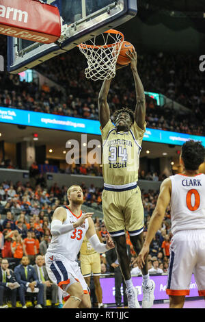 Februar 27, 2019: Georgia Tech Yellow Jackets, Abdoulaye Gueye (34) taucht der Ball in der zweiten Hälfte des NCAA Basketball Aktion zwischen der Georgia Tech Yellow Jackets und der Virginia Kavaliere an der John Paul Jones Arena Charlottesville, VA. Jonathan Huff/CSM Stockfoto