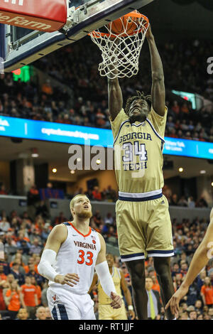 Februar 27, 2019: Georgia Tech Yellow Jackets, Abdoulaye Gueye (34) taucht der Ball in der zweiten Hälfte des NCAA Basketball Aktion zwischen der Georgia Tech Yellow Jackets und der Virginia Kavaliere an der John Paul Jones Arena Charlottesville, VA. Jonathan Huff/CSM Stockfoto