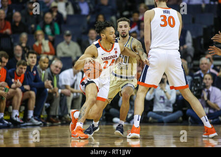 Februar 27, 2019: Virginia Cavaliers guard Marco Anthony (24) Verwendet eine Abholung durch uns Jay Huff (30) während der NCAA Basketball Aktion zwischen der Georgia Tech Yellow Jackets und der Virginia Kavaliere an der John Paul Jones Arena Charlottesville, VA. Jonathan Huff/CSM Stockfoto