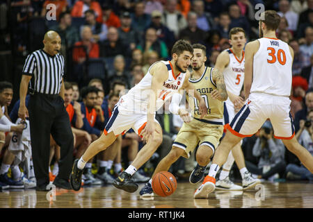 Februar 27, 2019: Virginia Cavaliers guard Ty Jerome (11) Verwendet eine Abholung durch uns Jay Huff (30) während der NCAA Basketball Aktion zwischen der Georgia Tech Yellow Jackets und der Virginia Kavaliere an der John Paul Jones Arena Charlottesville, VA. Jonathan Huff/CSM Stockfoto