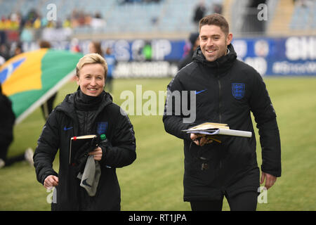 England's Frauen Fußball WM 2019 freundlich - England's Frauen Nationalmannschaft Trainer in der SheBelieves Schale mit der England Frauen Fußball-Mannschaft im Vergleich zu der Brasilien Frauen Fußball-Team. Professionelle Frauen Fußballer auf dem Spielfeld. Credit: Don Mennig/Alamy leben Nachrichten Stockfoto