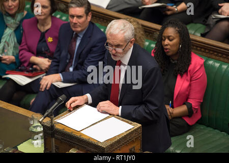 London, Großbritannien. 27 Feb, 2019. Britische Labour Party leader Jeremy Corbyn nimmt an Fragen des Premierministers im Unterhaus in London, Großbritannien, am 13.02.27., 2019. Theresa May versprach am Dienstag, daß die Mitglieder des Parlaments (MPs) eine Wahl zu stimmen, auf nicht-deal Brexit oder spätere Abreise aus der Europäischen Union (EU) Wenn ihr Tun in einer sinnvollen Abstimmung Mitte abgelehnt wird - März gegeben wäre. Credit: Britisches Parlament/Mark Duffy/Xinhua/Alamy leben Nachrichten Stockfoto