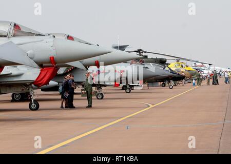 Dutzende Flugzeuge aus der ganzen Welt zu zeigen. Stockfoto