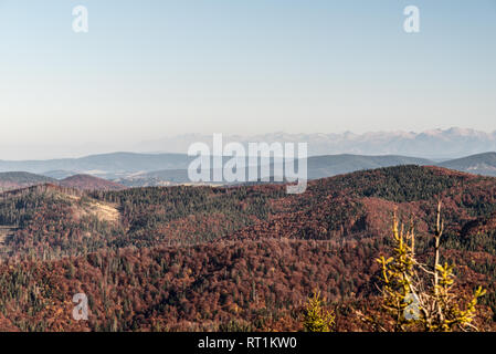 Blick von Wielka Racza Hill im Herbst Beskid Zywiecki Bergen auf der polnisch-slowakischen Grenze mit Hügeln von Beskiden und die Tatra auf der Stockfoto