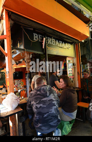 Bier Basar auf dem Carmel-markt in Tel Aviv. Stockfoto