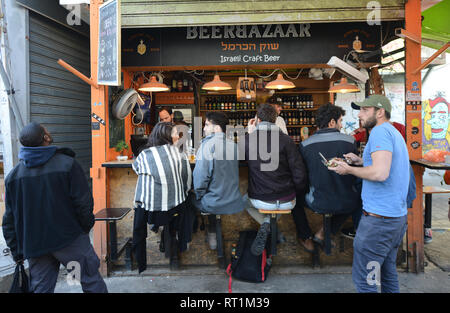 Bier Basar auf dem Carmel-markt in Tel Aviv. Stockfoto