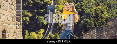 Gerne heiter fröhlichen Touristen Mutter und Sohn an der Großen Mauer von China Spaß auf Reisen lächeln lachen und tanzen in den Ferien Reise in Asien Stockfoto