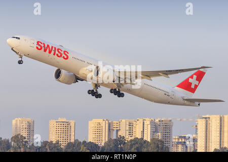 TEL AVIV, Israel - 24. Februar 2019: Boeing 777 der Schweizer auf dem Ben-Gurion International Airport. Stockfoto