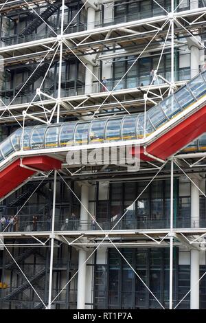 Paris, Frankreich, 21. August 2014: Außenansicht des berühmten Centre Pompidou. Touristen wandern. Dieses Museum ist die Ausstellung der modernen gewidmet Stockfoto