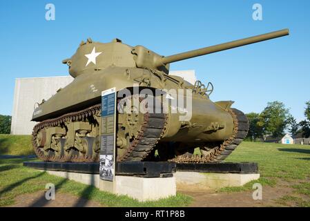 COLLEVILLE-SUR-MER, Frankreich - 28. AUGUST 2014: M4A1 Sherman tank in Overlord Museum in der Nähe von Omaha Beach. Stockfoto