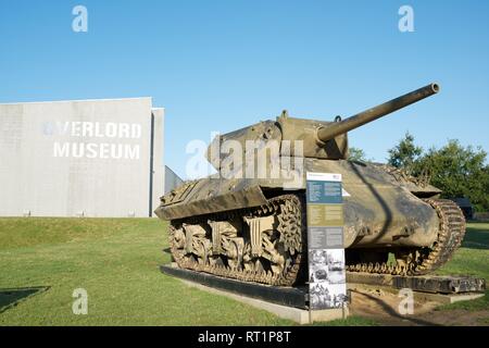 COLLEVILLE-SUR-MER, Frankreich - 28. AUGUST 2014: M4A1 Sherman tank in Overlord Museum in der Nähe von Omaha Beach. Stockfoto