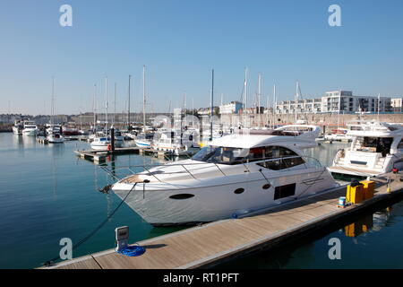 Plymouth, Devon, UK. 26. Februar, 2019. Eine Vielzahl von Booten im King Point Marina in Plymouth Stockfoto