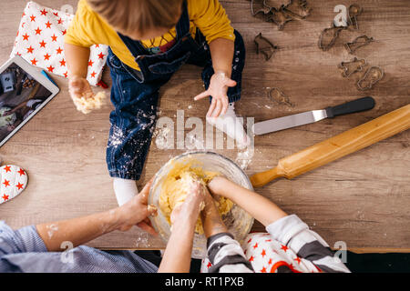 Mutter und Kinder Teig vorbereiten zusammen Stockfoto