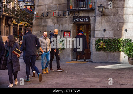 Januar 22, 2019. Ein Mann in einem typischen Madrider Kostüm an der Tür und ein Restaurant. Stockfoto