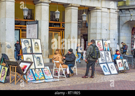 Januar 22, 2019. Der Plaza Mayor in Madrid. Eine strasse Karikaturist ein Porträt einer Frau. Stockfoto