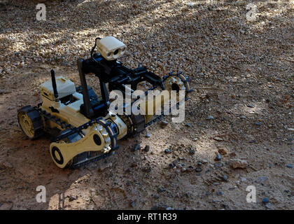 Ein Roboter, der von 56. Bauingenieur Squadron die Beseitigung von Explosivstoffen Technikern verwendet werden auf dem Display während einer Veranstaltung im Luke Air Force Base sitzt, Ariz. EOD verwendet viele Tools und Technologien einschließlich Robotern, x-ray Systems und Bombe passt die Mission in die effizienteste, schnellste und sicherste Weg möglich auszuführen. (U.S. Air Force Foto von Airman 1st Class Zoie Fahrer) Stockfoto