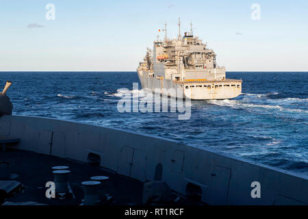 190222-N-NB 544-1006 PAZIFISCHEN OZEAN (Feb. 22, 2019) Der San Antonio-Klasse amphibious Transport dock Schiff USS John Murtha (LPD S. 26) Ansätze der Dry Cargo und Munition ship USNS Carl Brashear (T-AKE 7) in Vorbereitung für eine Auffüllung auf See. John Murtha ist unterwegs die Durchführung von Routineaufgaben als Teil der USS Boxer Amphibious Ready Group (ARG) im östlichen Pazifik. (U.S. Marine Foto von Mass Communication Specialist 2. Klasse Kyle Carlstrom) Stockfoto