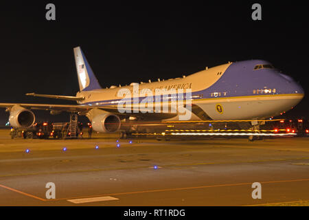 Air Force One erhält Kraftstoff bei einem Stop an RAF Mildenhall, England, Jan. 26, 2019. Air Force One, Präsident Donald J. Trumpf und einem Kontingenz des Weißen Hauses und Medien Mitglieder, Kraftstoff und logistische Unterstützung, bevor Sie auf die Reise nach Hanoi, die Hauptstadt von Vietnam, für die zweite des Präsidenten Gipfel nordkoreanischen Führer Kim-Jong Un. (U.S. Air Force Foto von Flieger 1. Klasse Brandon Esau) Stockfoto