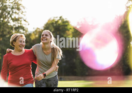 Enkelin und Oma Spaß, Joggen im Park Stockfoto