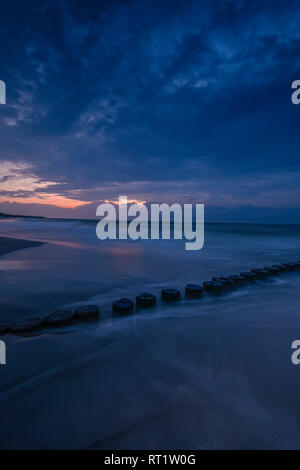 Deutschland, Mecklenburg-Vorpommern, Zingst, Strand am Abend, Wellenbrecher Stockfoto