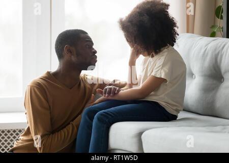 Lieben afrikanischen Vater tröstet weinende Kind Tochter zeigt Einfühlungsvermögen Stockfoto