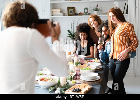 Freunde die Gruppe ein Bild als Erinnerung an eine Dinner Party Stockfoto