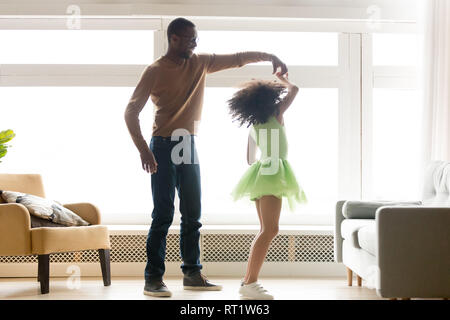 Afrikanischen Vater die Hand der Tochter Tanz mit Prinzessin Stockfoto