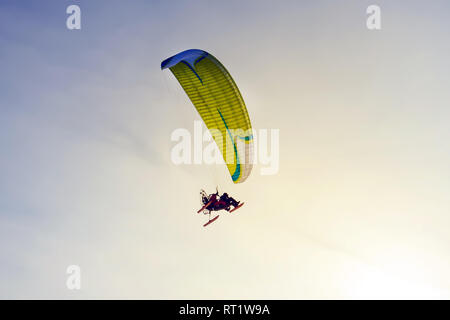 Powered Parachute gegen den blauen Himmel. Extreme Sports. Paragliding. Motorsegler. paralet Stockfoto