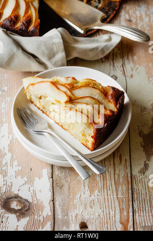 Selbstgebackene Torte glutenfrei Birne aus Buchweizen Mehl Stockfoto
