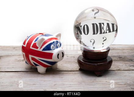 UK brexit kein deal Konzept, Union Jack piggy Bank mit einer Kristallkugel. Stockfoto