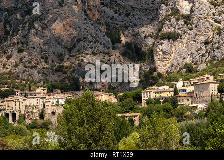 Dorf Moustier St. Marie aux Portes du Grand Canyon du Verdon, Alpes-de-Haute-Provence, classé un des Plus beaux villages de France, var 83 Stockfoto