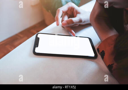 Nahaufnahme von womans Hände sie ihr Smartphone Touchscreen. Stockfoto