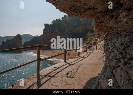 Coastal Trail (Küste) in Costa Brava unter einer felsigen Wand. Mittelmeer, Girona, Katalonien Stockfoto