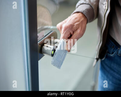 Nahaufnahme der Geschäftsmann, der in der Tür mit Access Card Stockfoto