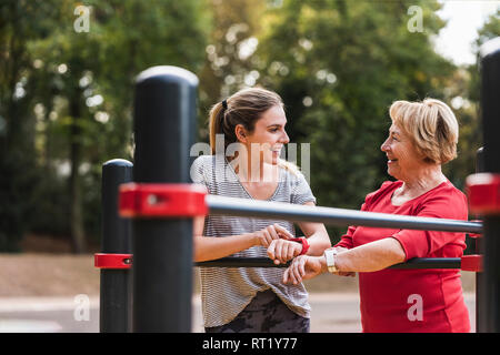 Großmutter und Enkelin Ausbildung auf dem Balken in einem Park Stockfoto