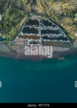 Indonesien, Bali, Amed, Luftaufnahme von Shrimp Farm, Amed Beach Stockfoto